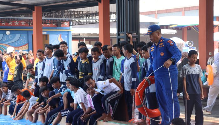 Satpolairud Polres Lamongan Bekali Santri Al Manar Keterampilan Berenang dan Pertolongan di Air