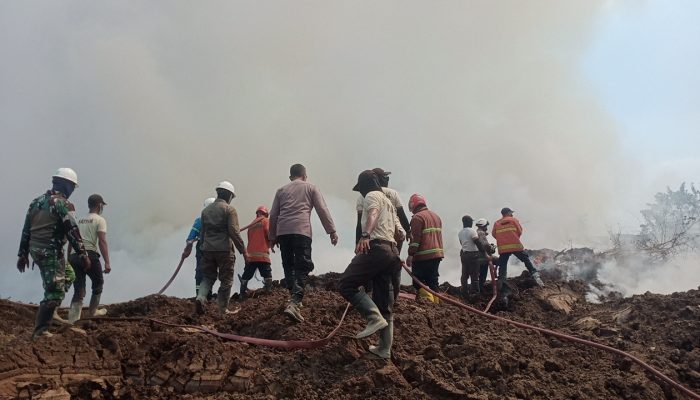 Kebakaran Tumpukan Blotong Di Perusahaan Ngimbang Berhasil Dipadamkan, Polres Lamongan Imbau Waspadai Cuaca Panas
