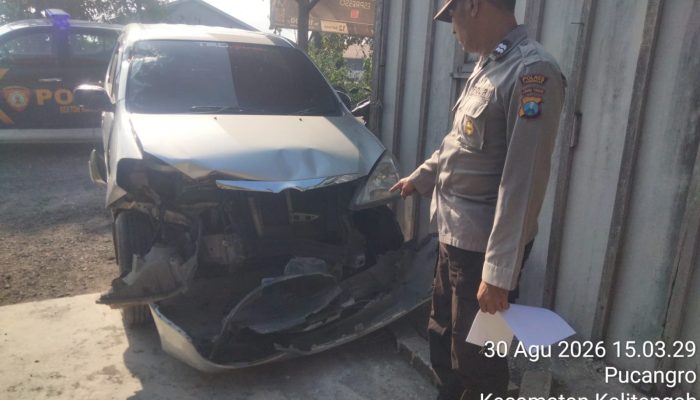 Diduga Mengantuk, Pengemudi Mobil Tabrak Sepeda Motor Parkir! Polres Sigap Evakuasi