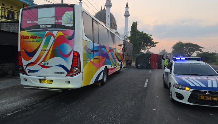 Truk Colt Diesel Terguling Usai Tabrak Tiang PJU di Plosowayu Lamongan