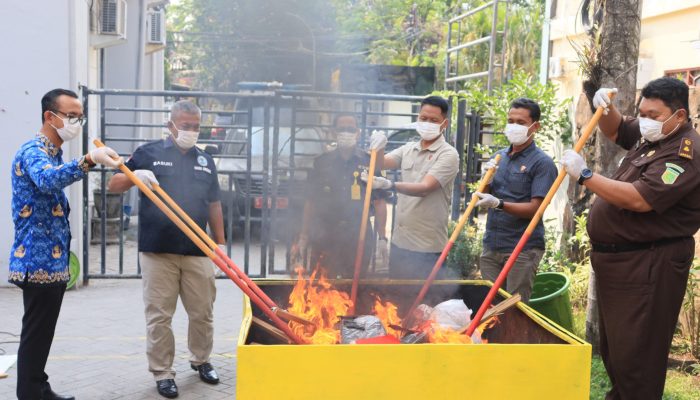 38 Perkara Inkracht, Kejari Lamongan Musnahkan Sabu, Ganja hingga Barang Bukti Lainnya