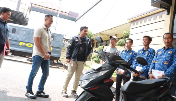 Polres Lamongan Beri Penghargaan Empat Warga yang Gagalkan Curanmor di Puskesmas Deket