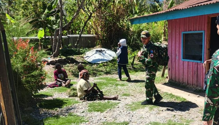 Pelayanan Kesehatan dan Anjangsana, Personel Pos Walesi Dengarkan Keluh Kesah Warga