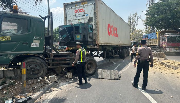 Polres Lamongan Respon Cepat Laka Tunggal Truk Trailer Di Jalur Lamongan-Babat