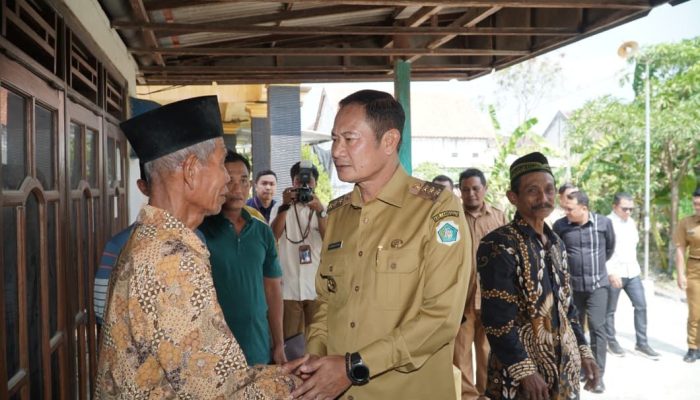 Silaturahmi ke Korban Kecelakaan Blesscon, Bupati Yes Akan Perkuat Pengecekan Peralatan di Seluruh Pabrik Lamongan