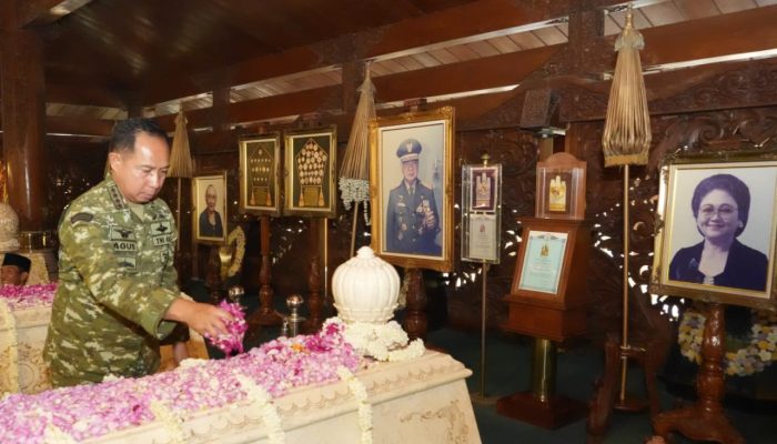 Pangdam IV/Diponegoro Dampingi Panglima TNI Ziarah ke Makam Jenderal Besar Soeharto di Astana Giri Bangun