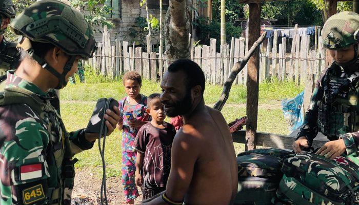 Peduli Kesehatan Masyarakat, Satgas Yonif 645/GTY Gelar Pelayanan Kesehatan dan Anjangsana di Benawa