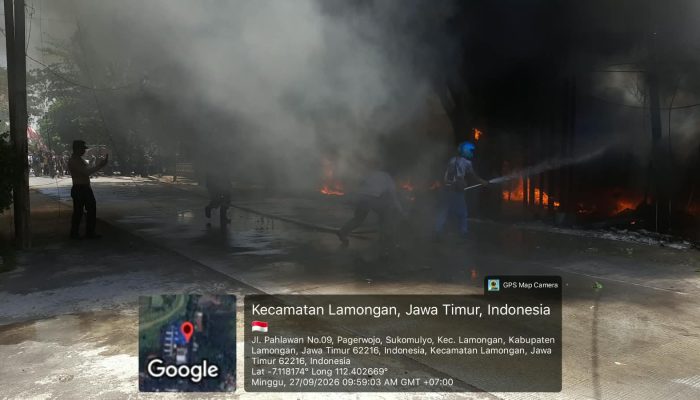 Polres Lamongan Gerak Cepat Padamkan Kebakaran Gudang Rosokan di Sukomulyo