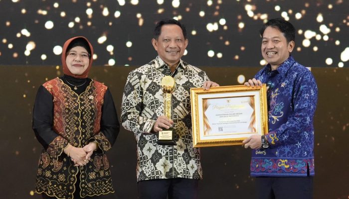 Optimalkan Statistik sebagai Kompas Pembangunan Daerah, Kemendagri Raih Penghargaan dari BPS