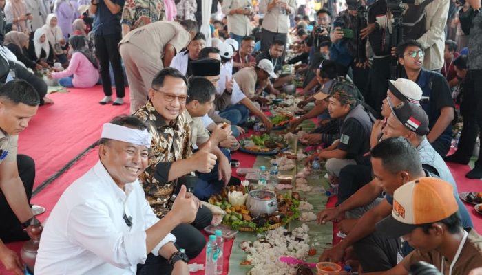 Nikmati Nasi Liwet, Mendagri Ngariung Bareng Sopir Truk Genteng di Purwakarta