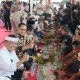 Nikmati Nasi Liwet, Mendagri Ngariung Bareng Sopir Truk Genteng di Purwakarta