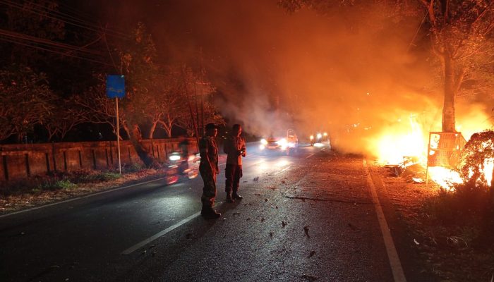 Warung Legen Di Mantup Terbakar, Polres Lamongan Cegah Api Merembet Ke Rumah Warga