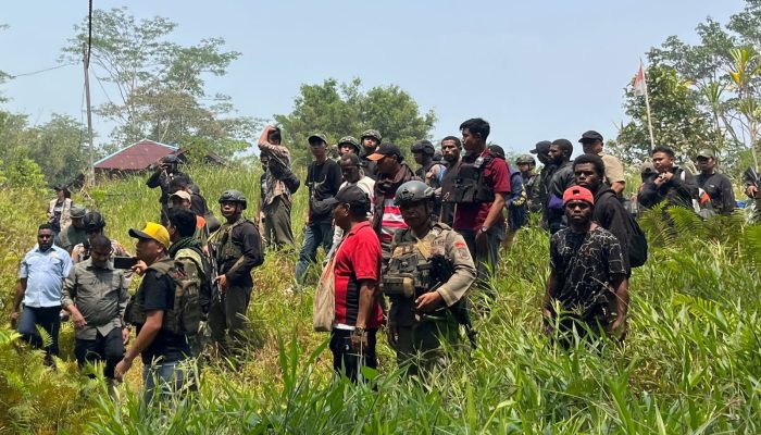 TNI dan Pemkab Teluk Bintuni Tinjau Fasilitas Umum di Kampung Moyeba