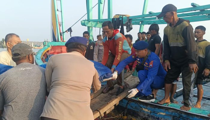 Polres Lamongan Bantu Evakuasi Jenazah ABK KM Mayangsari II Yang Meninggal Dunia Di Perairan Masalembo