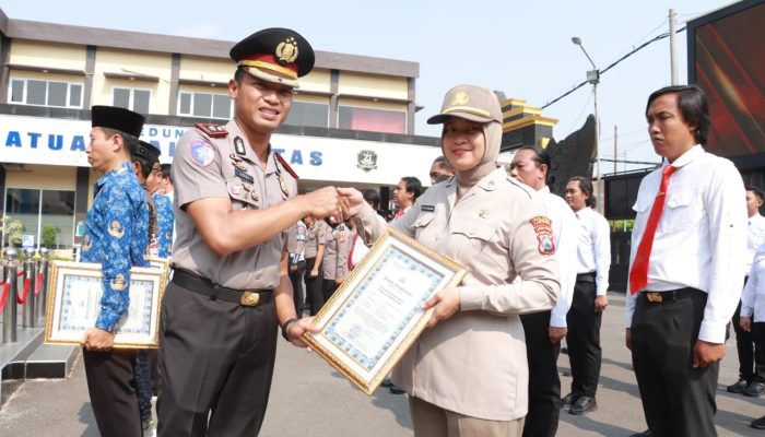 Polres Lamongan Berikan Penghargaan kepada 59 Anggota dan Masyarakat, Satu Personel Naik Pangkat Pengabdian