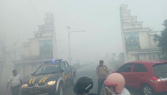 Polsek Solokuro Bersama Damkar Berupaya Padamkan Kebakaran TPA Dadapan, Api Masih Belum Sepenuhnya dipadamkan