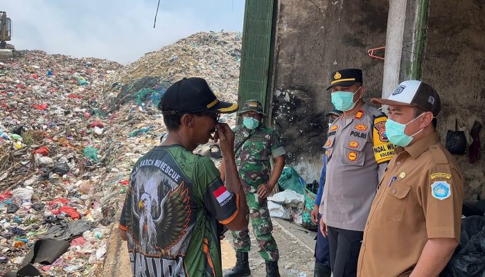 Polsek Solokuro dan Tim Terus Berjuang! Kebakaran TPA Dadapan Sisakan Bara Api Tersembunyi