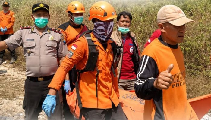 Polsek Paciran Evakuasi Jenazah Pria yang Ditemukan di Jurang Gunung Kendil