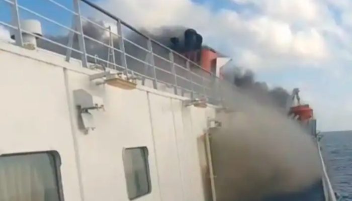 Mencekam di Tengah Laut! KMP Mutiara Sentosa 2 Terbakar Hebat, Tim SAR Bertarung Lawan Cuaca Buruk Demi Selamatkan 227 Jiwa